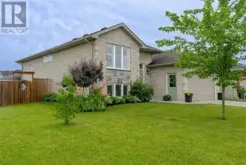 4052 APPLEWOOD Drive, Petrolia, Ontario N0N1R0, 5 Bedrooms Bedrooms, ,3 BathroomsBathrooms,All Houses,For Sale,APPLEWOOD,24014863