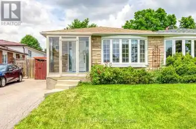 774 Crescent Mississauga Ontario L5C1J9