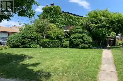 33 Pakenham Drive Toronto (Rexdale-Kipling) Ontario M9W4B2