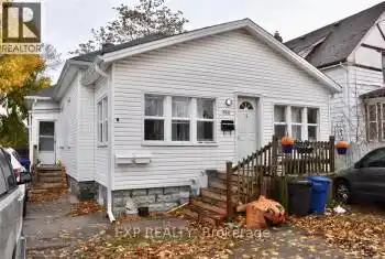 368 Maxwell Street, Sarnia, Ontario N7T5E2, 8 Bedrooms Bedrooms, ,3 BathroomsBathrooms,All Houses,For Sale,Maxwell,X11945246