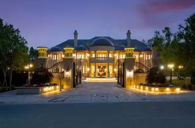 8 High Point Road Toronto C12 Ontario M3B 2A4